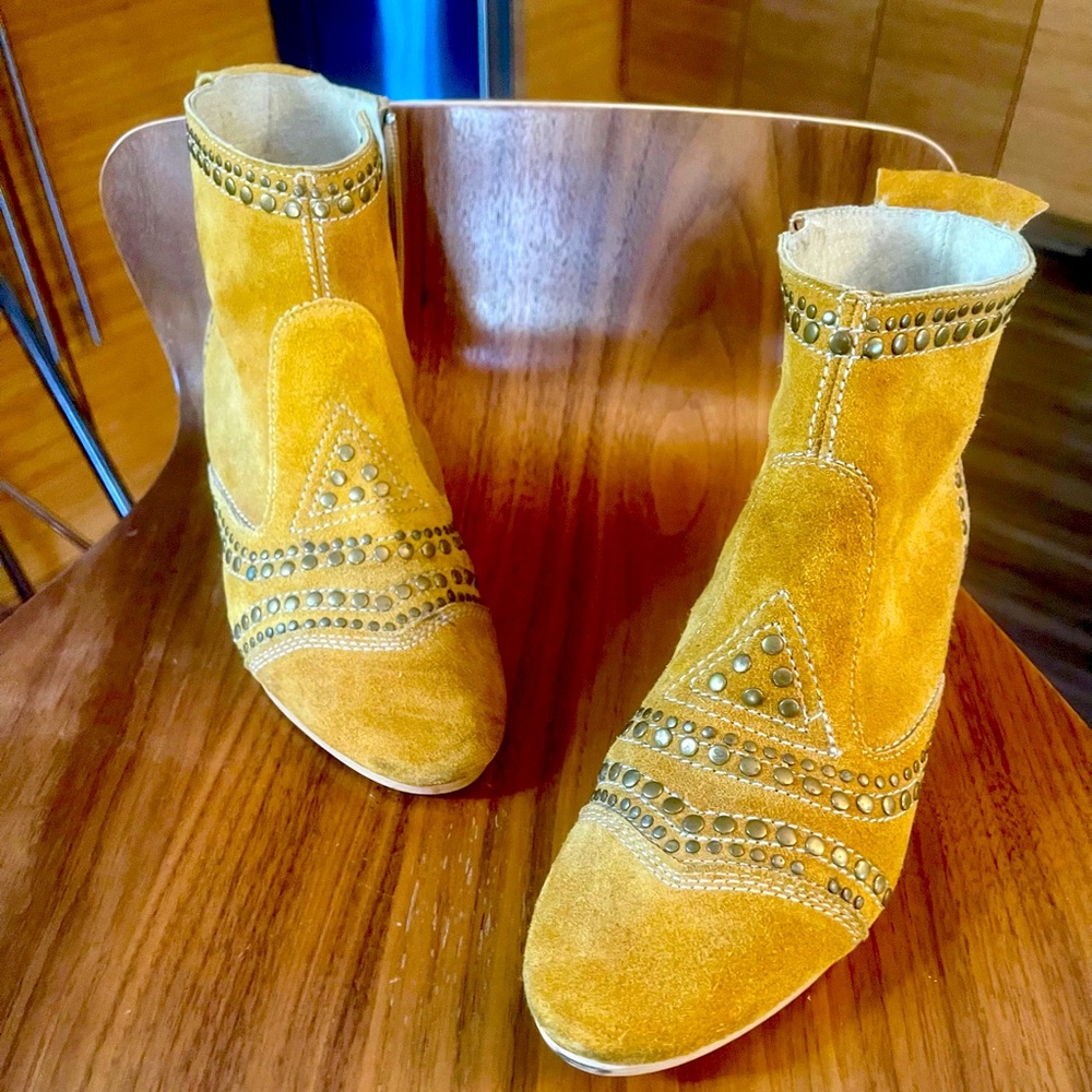 Matisse- Ankle Boots.  Size 7.5. Gold/ Mustard color